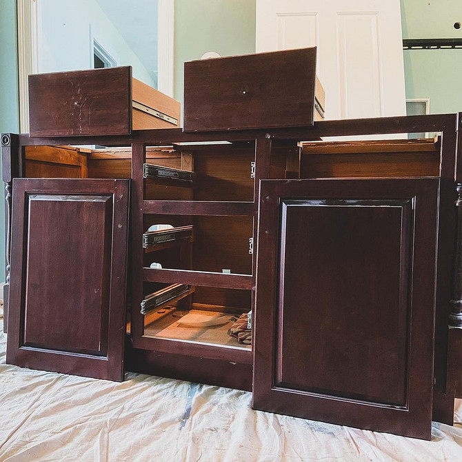 Stół z Charakterem Stół po malowaniu i dekoracji: unikatowa metamorfoza starego mebla farbą kredową