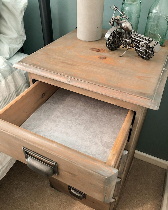 Etażerka z odzysku Restauracja starej etażerki: odnowienie drewna i dekorowanie do nowoczesnego wnętrza.