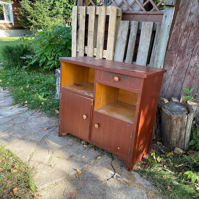 Łóżko po renowacji DIY Odnowione stare łóżko: inspiracja do samodzielnej renowacji mebli w sypialni.