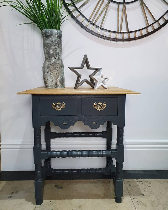 Szafka z duszą Odnowiona szafka nocna: Farba kredowa i nowy styl w małym mieszkaniu.