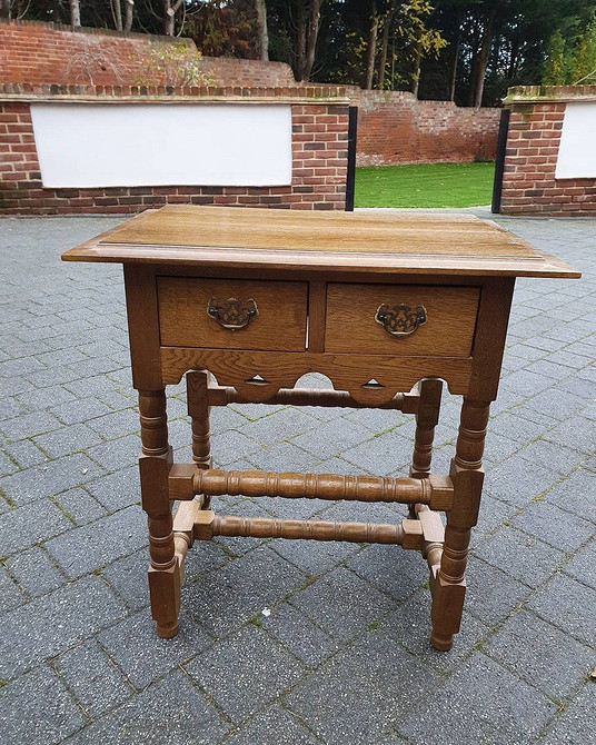 Krzesło z charakterem Odnowione krzesło: metamorfoza krzesła z farbą kredową w stylu glamour.