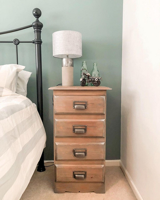 Szafka nocna po zmianach Przemiana starej szafki nocnej: malowanie i wymiana uchwytów w stylu glamour.