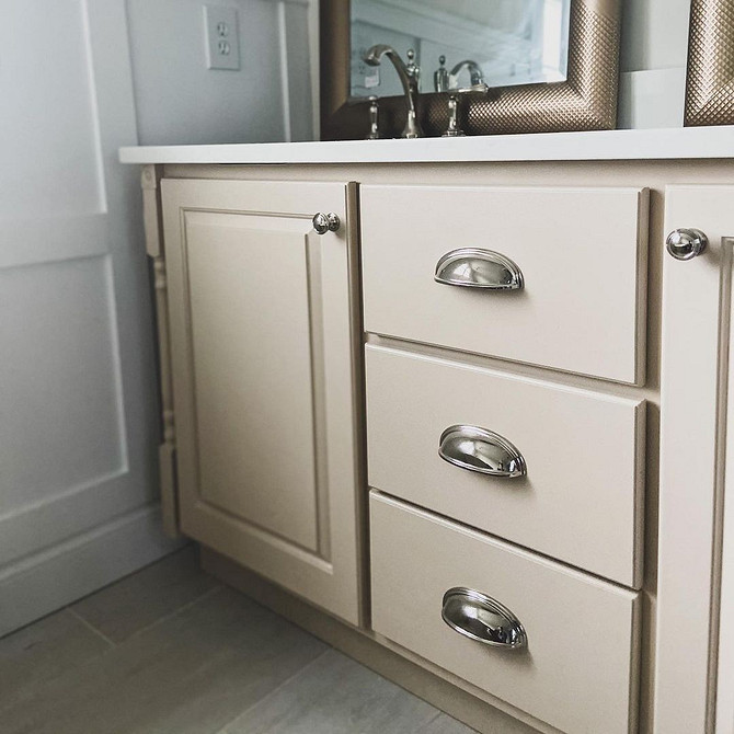 Krzesło w Nowej Odsłonie Odnowione krzesło: renowacja tapicerki i malowanie drewna w stylu glamour