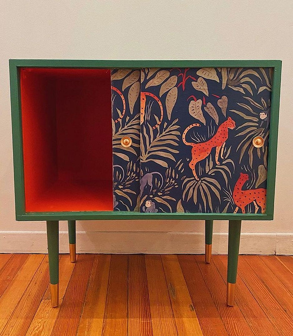 Stylowa komoda po renowacji Komoda po metamorfozie: inspiracja do renowacji mebli farbą kredową w małym mieszkaniu.