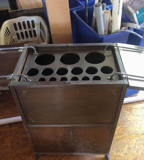 Komoda DIY Odnowiona komoda: DIY, farba kredowa i styl glamour w domu.