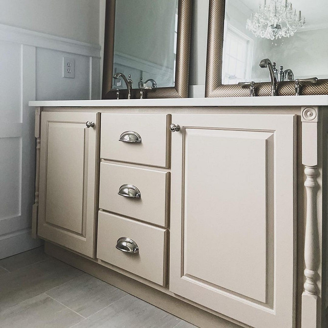 Metamorfoza Szafki Nocnej Stara szafka nocna po renowacji: pomysł na dekorację mebli do małego mieszkania