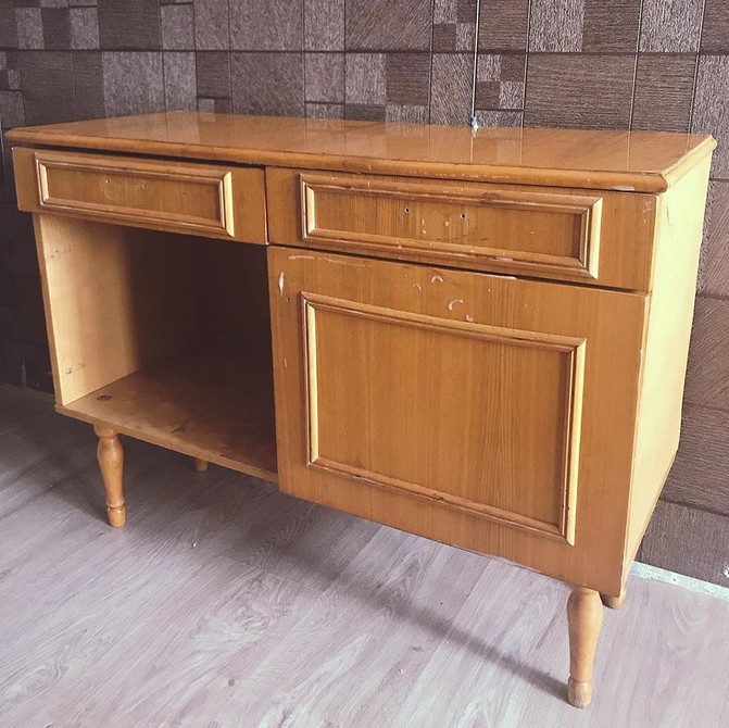 Krzesło po metamorfozie Odnowione krzesło: renowacja mebli tapicerowanych i styl glamour.