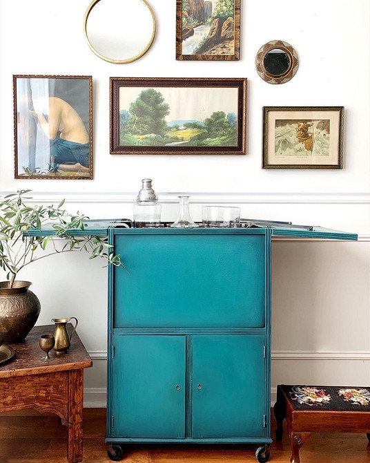 Łóżko z metamorfozą Odnowione łóżko: Stare łóżko w nowej odsłonie, idealne do sypialni.