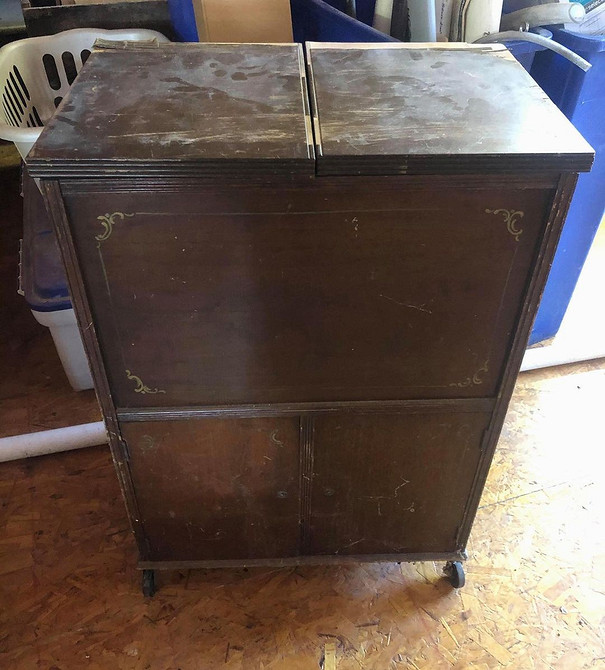 Stół po renowacji Odnowiony stół: Metamorfoza stołu w stylu glamour farbą kredową 2026.