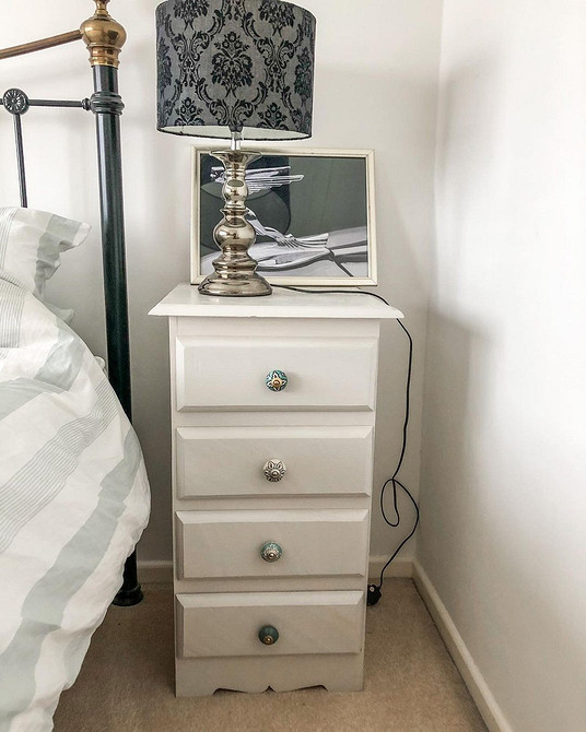 Szafa z Drugim Życiem Odnowiona szafa po renowacji: przykład metamorfozy starego mebla z farbą kredową