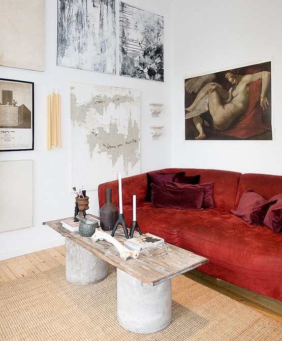 Sofa i cegła w lofcie Styl loft 2026. Kolorowa sofa w salonie i ceglana ściana.