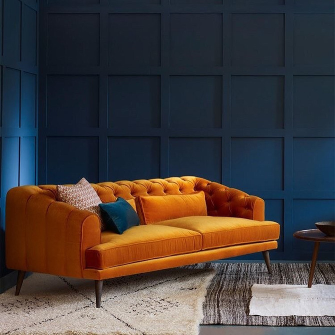 Zielona sofa w mieszkaniu Aranżacja wnętrz z zieloną, kolorową sofą. Małe mieszkanie i sofa.