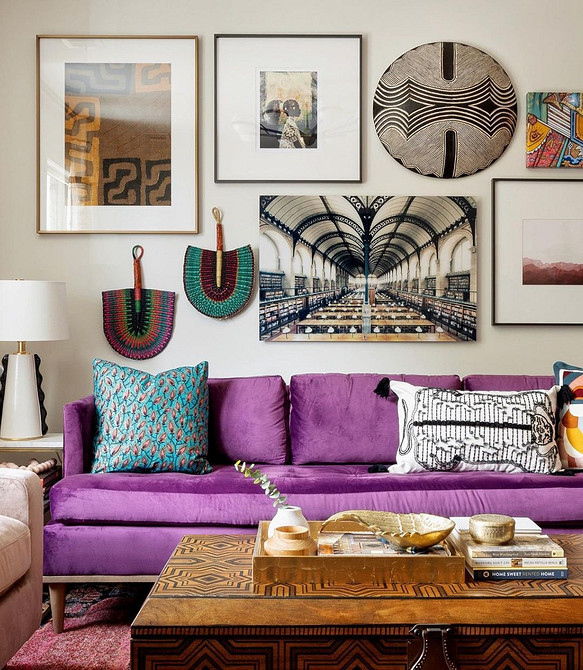 Sofa w mieszkaniu Aranżacja wnętrz 2026: Jak wkomponować kolorową sofę w małym mieszkaniu w stylu loft.