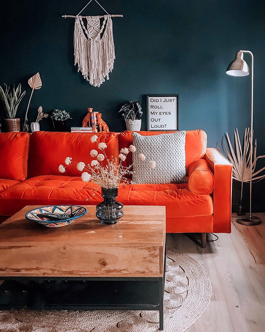 Aksamitna sofa styl Kolorowa sofa do salonu: Aksamitna sofa w stylu loft. Aranżacja małego mieszkania.