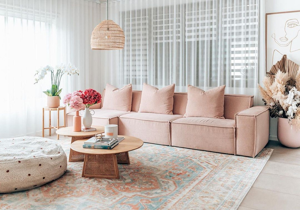 Aksamitna sofa, barwny akcent Kolorowa sofa aksamitna: Harmonia barw w aranżacji salonu 2026