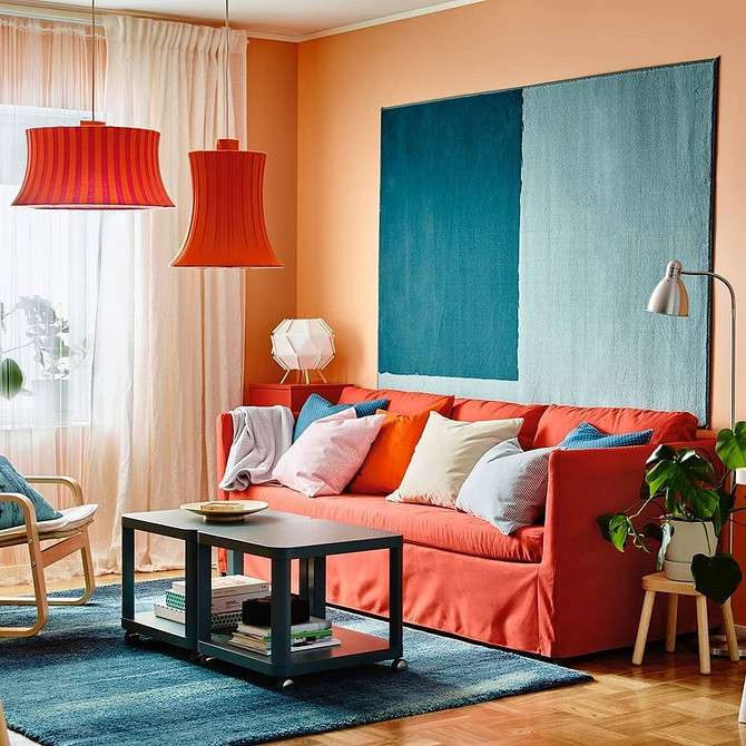 Sofa: Małe Mieszkanie Małe mieszkanie z kolorową sofą. Aksamitna sofa w aranżacji 2026.