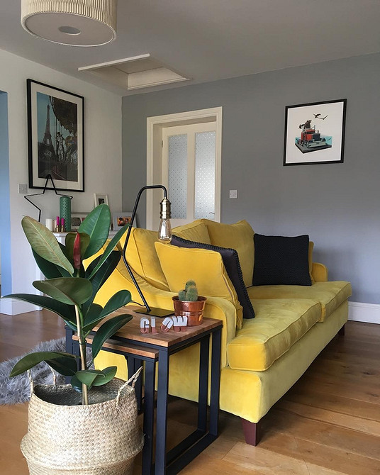 Pomarańczowa sofa w domu Aranżacja wnętrz z pomarańczową, kolorową sofą. Małe mieszkanie i sofa.