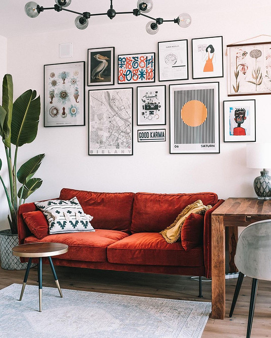 Loft z sofą Aranżacja salonu 2026: Kolorowa sofa w stylu loft. Sofa w małym mieszkaniu.