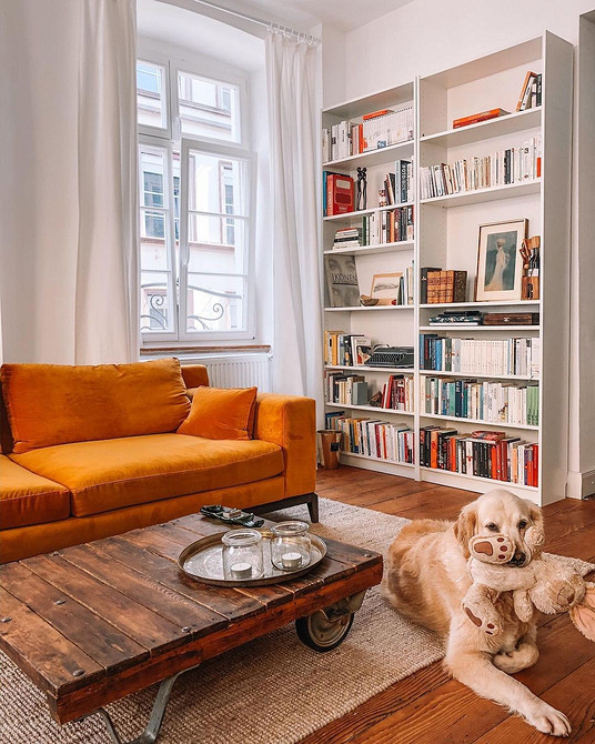 Żółta kanapa w salonie Kolorowa sofa w salonie. Pomysł na aranżację wnętrz z żółtą kanapą.