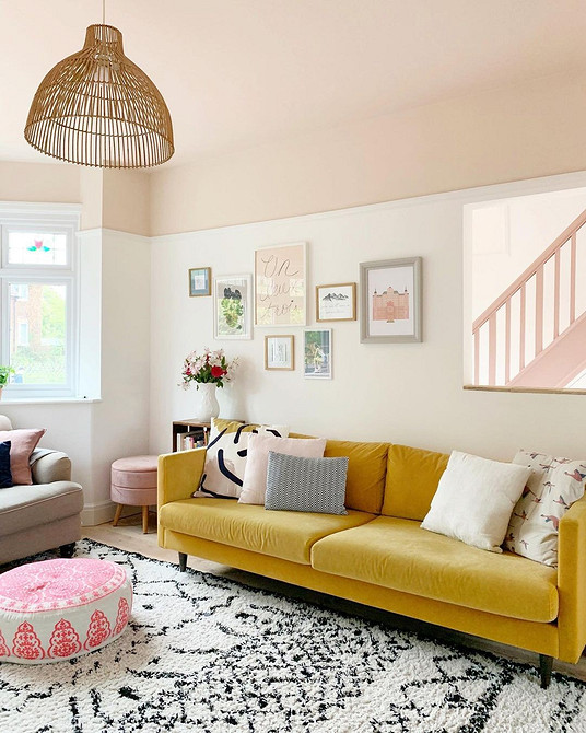 Inspiracje sofa loft Kolorowa sofa w aranżacji salonu w stylu loft 2026. Inspiracje dla małych mieszkań.