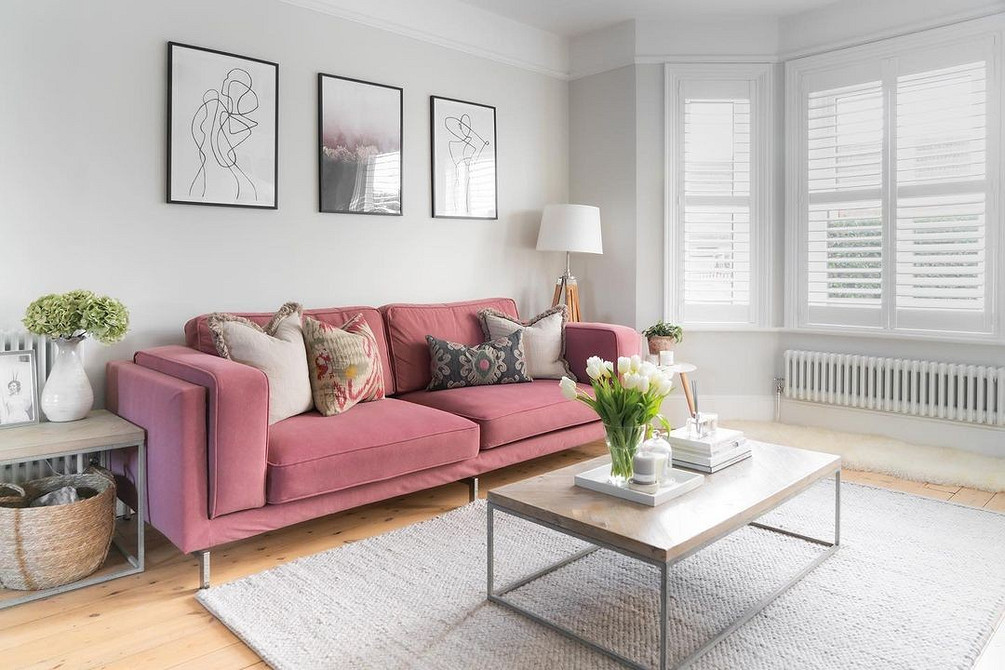 Aksamitna Sofa: Detale Sofa aksamitna w kolorowym salonie. Aranżacje wnętrz i styl loft 2026.