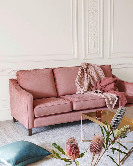 Małe Mieszkanie: Sofa Aranżacja małego mieszkania z kolorową sofą. Styl loft i sofa aksamitna.