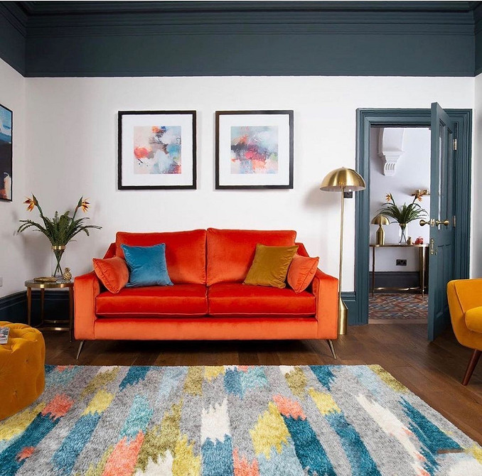 Sofa styl loft Kolorowa sofa w małym salonie w stylu loft. Inspiracje i aranżacje wnętrz na 2026.