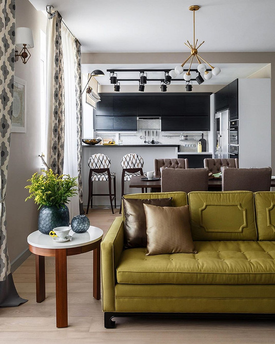 Salon z sofą Salon z kolorową sofą. Inspiracje aranżacyjne na 2026 rok. Małe mieszkanie.