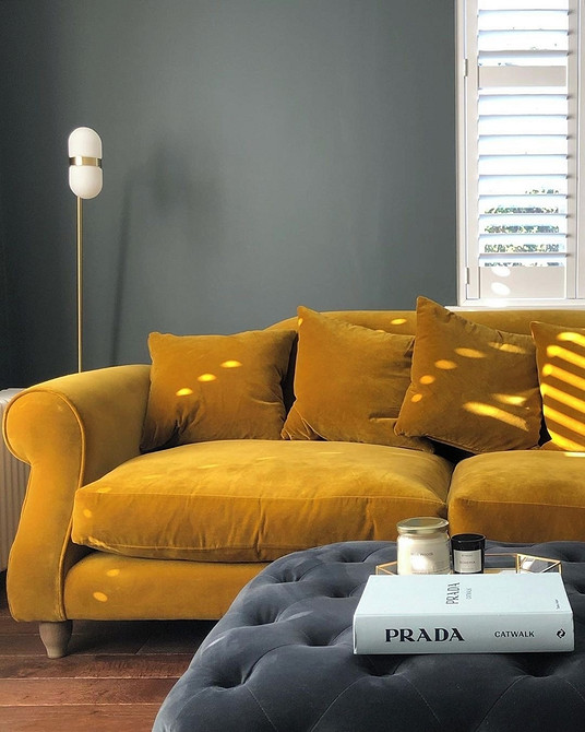 Kolorowa sofa w salonie Kolorowa sofa w salonie w stylu loft 2026: Aranżacja z aksamitną sofą