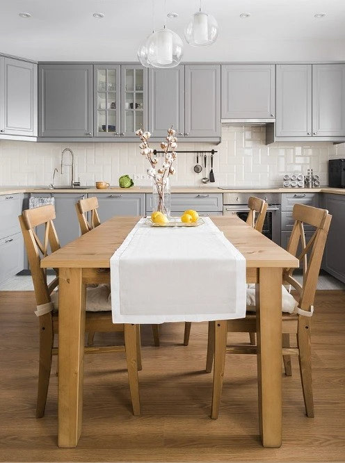 Małe Mieszkanie, Duży Kolor Meble do małego mieszkania: Kompaktowa sofa i fotel w jaskrawych kolorach.