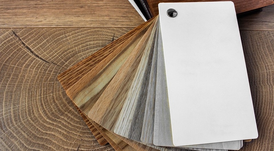 Pastelowy Salon 2026 Kolory mebli 2026: Pastelowe odcienie sofy i foteli w przytulnym salonie.