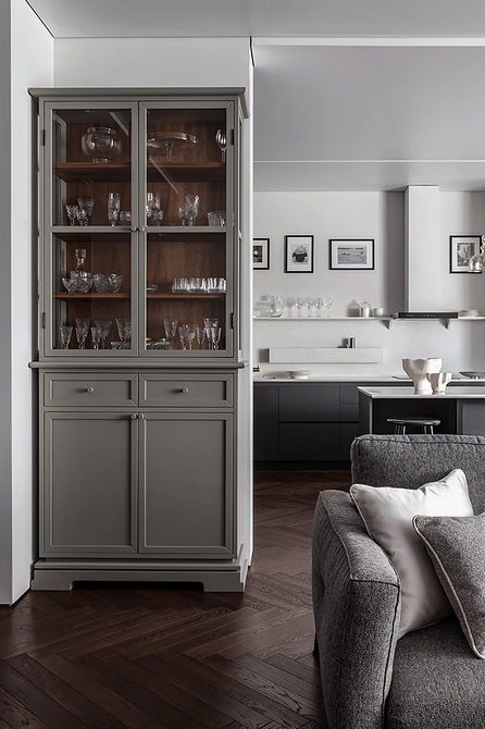 Czarno-biała kuchnia Ciemne meble w jasnym wnętrzu: czarny stół i białe krzesła w kuchni.