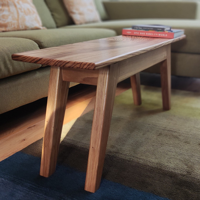 Skandynawska prostota sosny Drewniane meble w stylu skandynawskim z naturalnymi kolorami i prostotą formy.