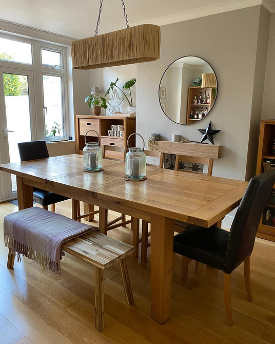 Sosnowy Styl w Trendach Stylowe wnętrze z drewnianymi meblami w kolorze sosny, trendy 2026