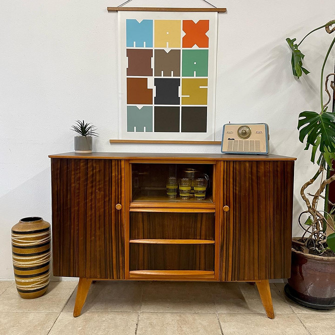 Eko trendy z sosną Sosnowe meble podkreślają ekologiczne trendy wnętrzarskie w 2026 roku.