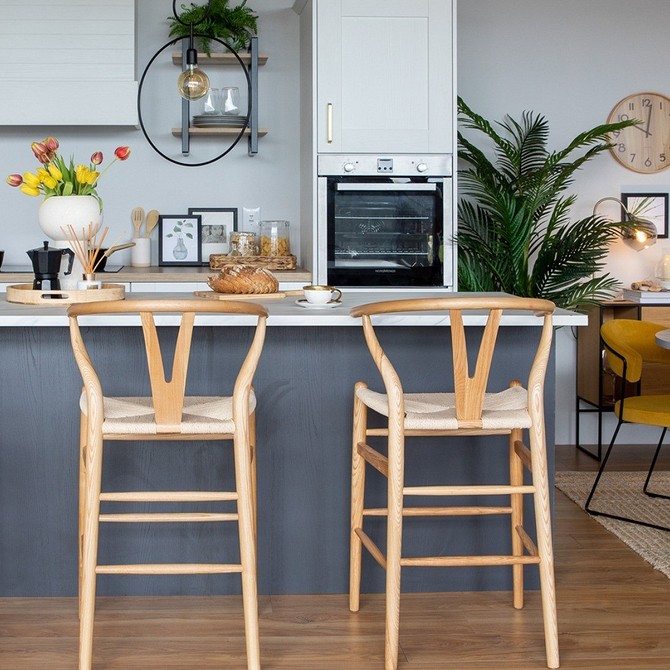 Niebieska sypialnia 2026 Kolory mebli do domu 2026: kombinacja różnych odcieni niebieskiego w sypialni.