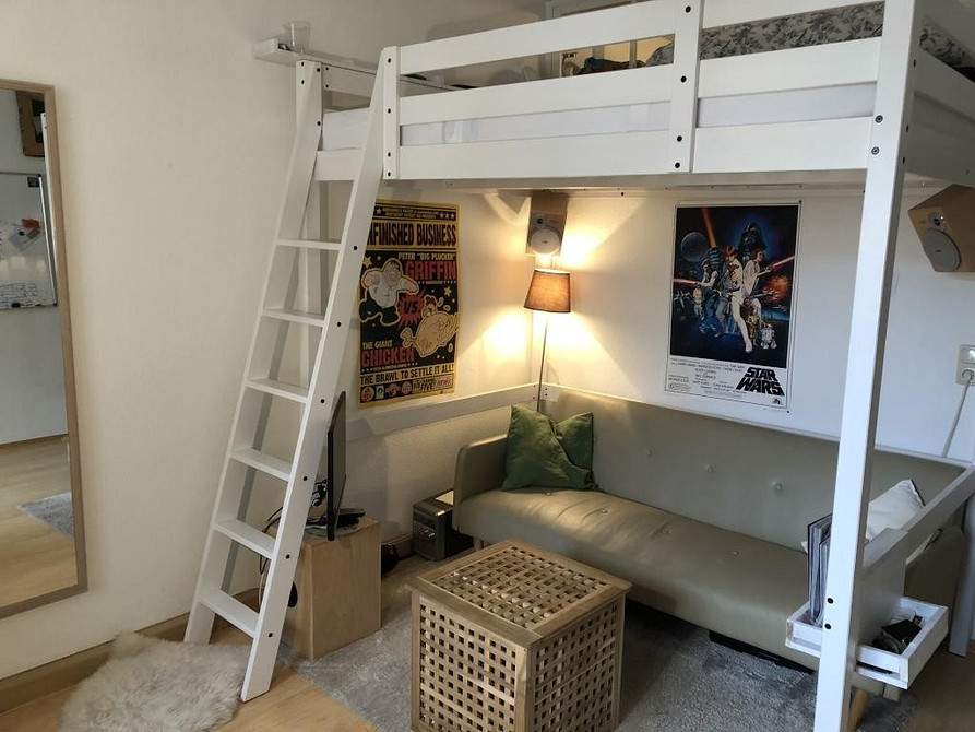 Design dla dzieci Pokój dziecięcy z łóżkiem piętrowym i sofą: nowoczesny i funkcjonalny design.