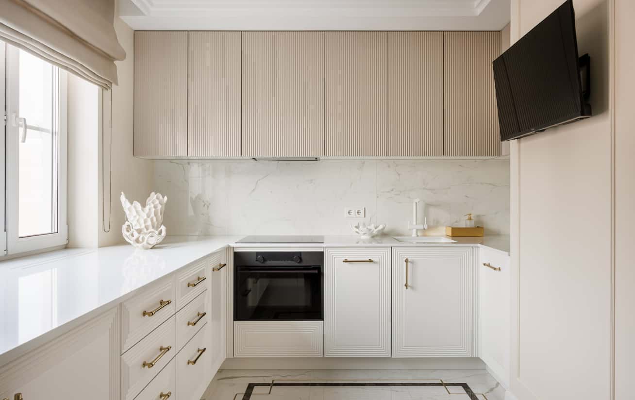 Elegancki salon z marmurową ścianą i parkietem dębowym w luksusowym stylu.