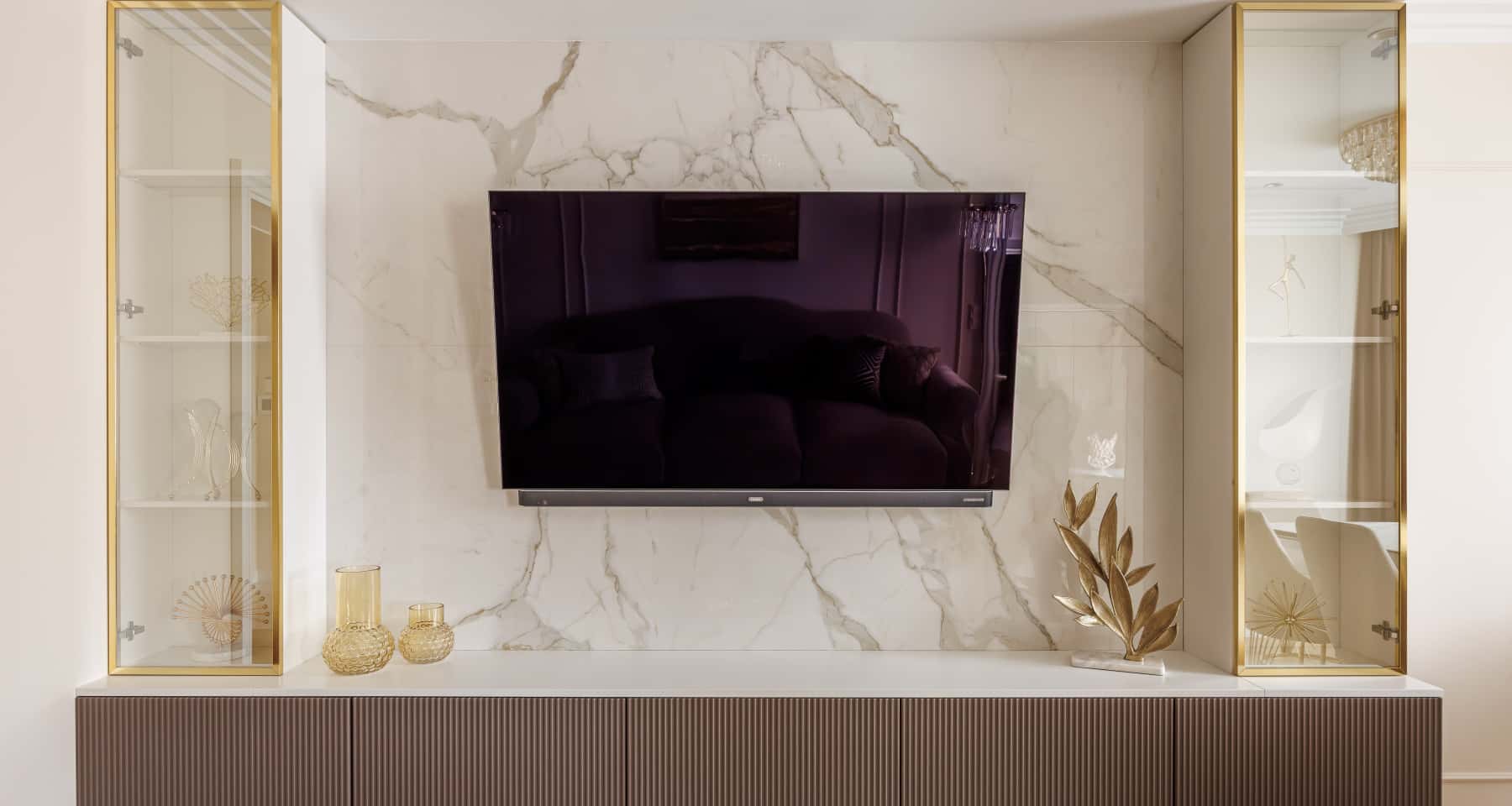 Marmurowy luksus Elitarny remont: łazienka z marmuru i nowoczesnej armatury.