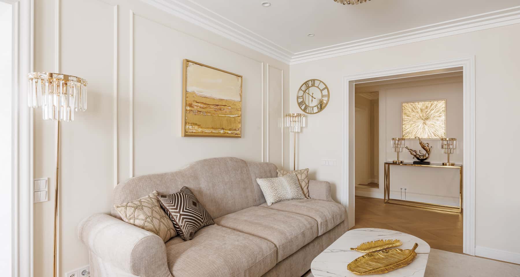 Elegancki salon z marmurową ścianą, wygodną sofą i nowoczesnym kominkiem w 2026