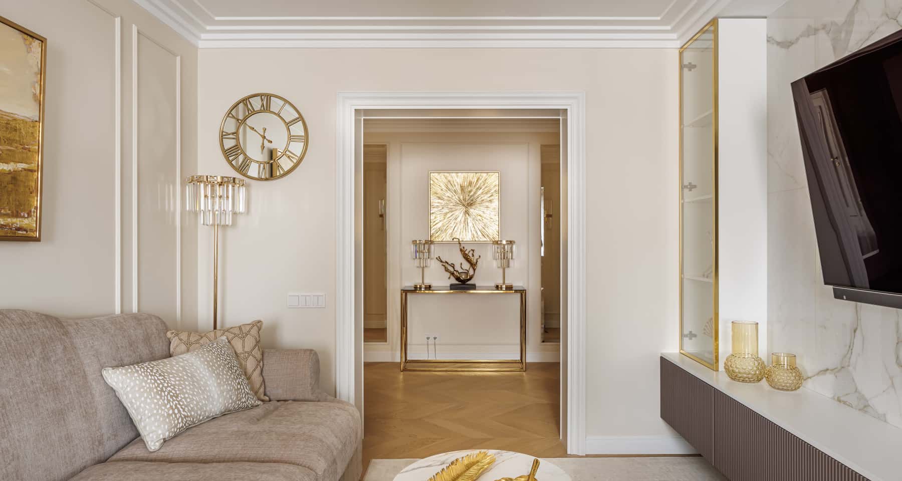 Luksusowe wykończenie wnętrz: parkiet dębowy, frezowane panele ścienne i eleganckie oświetlenie