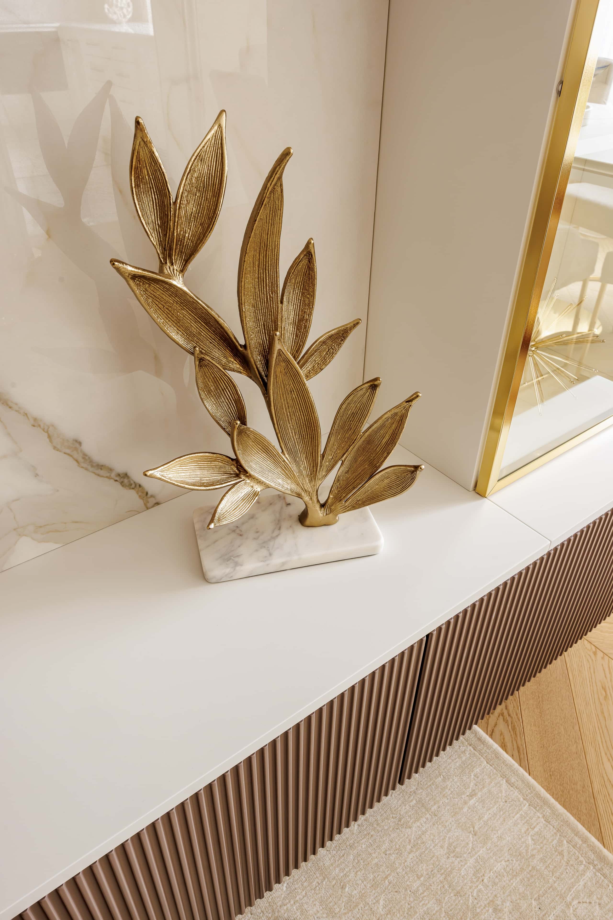 Wyrafinowane wykończenie wnętrz: połączenie marmuru, drewna i metalu w nowoczesnym designie