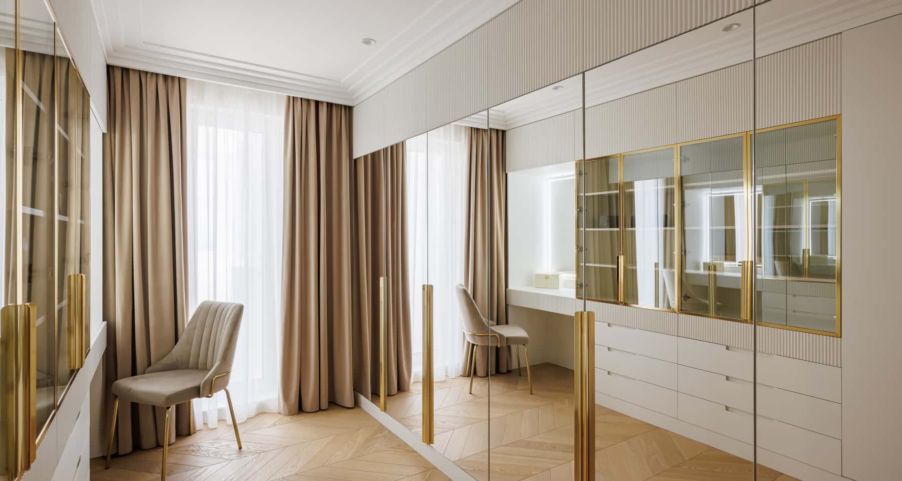 Nowoczesne panele ścienne frezowane w salonie, tworzące elegancki i stylowy efekt 2026.