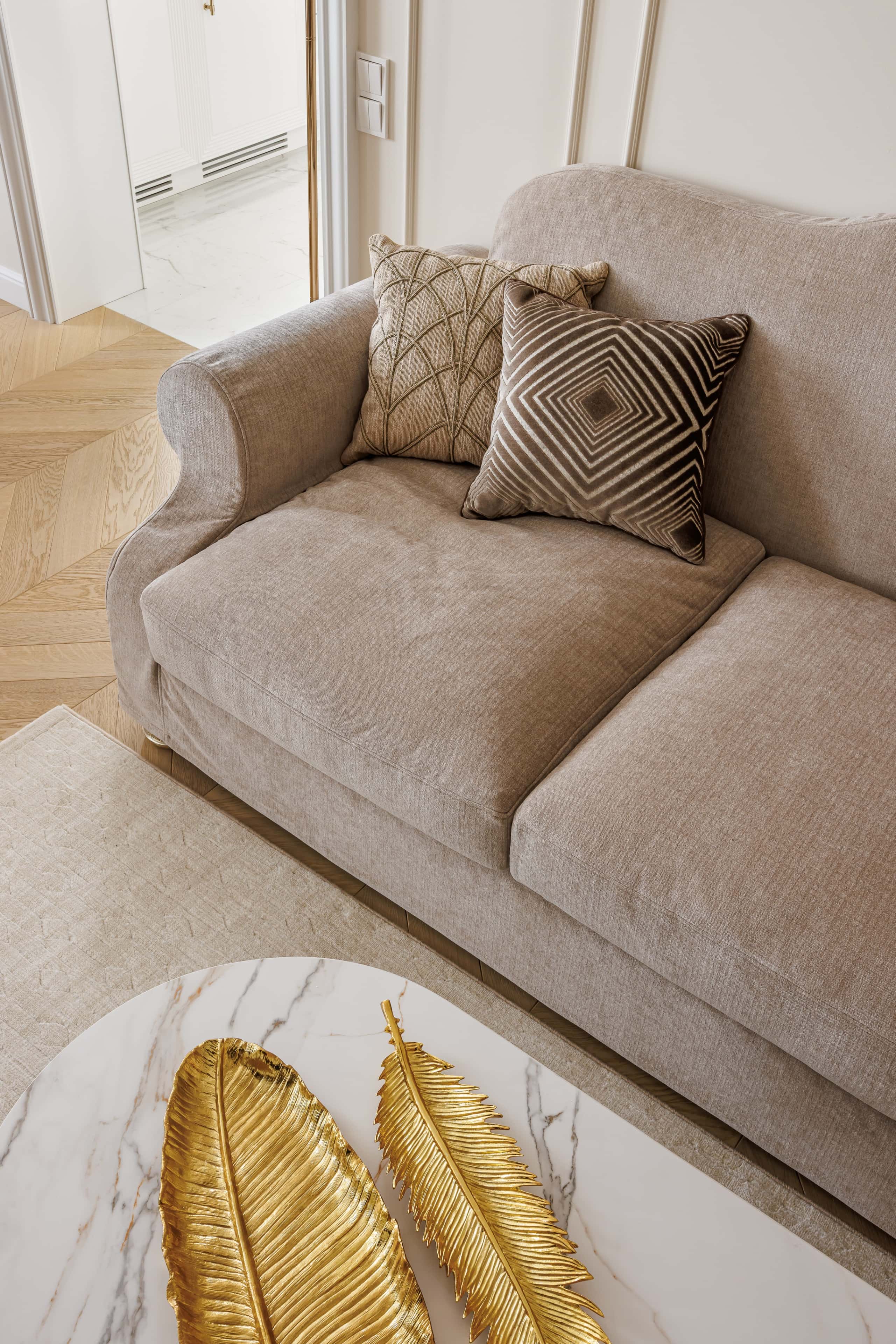 Przestronna jadalnia z parkietem dębowym, designerskim stołem i krzesłami w 2026 roku