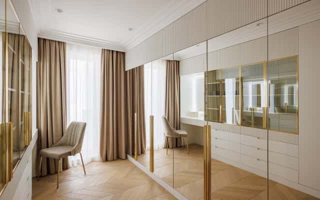 Przestronny salon z parkietem dębowym, kominkiem i designerskimi meblami, luksusowe wnętrze.