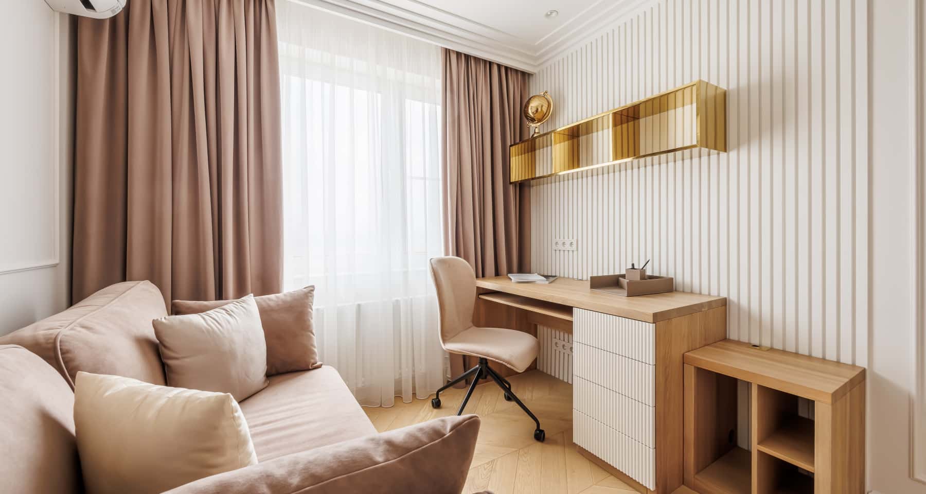 Luksusowa sypialnia z parkietem dębowym, oświetleniem LED i elementami dekoracyjnymi