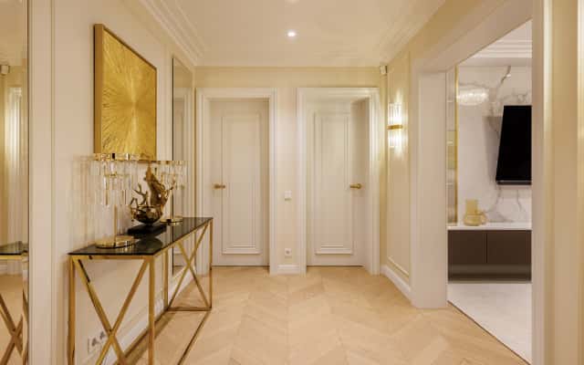 Stylowe biuro domowe z parkietem dębowym, ergonomicznym krzesłem i minimalistycznym biurkiem