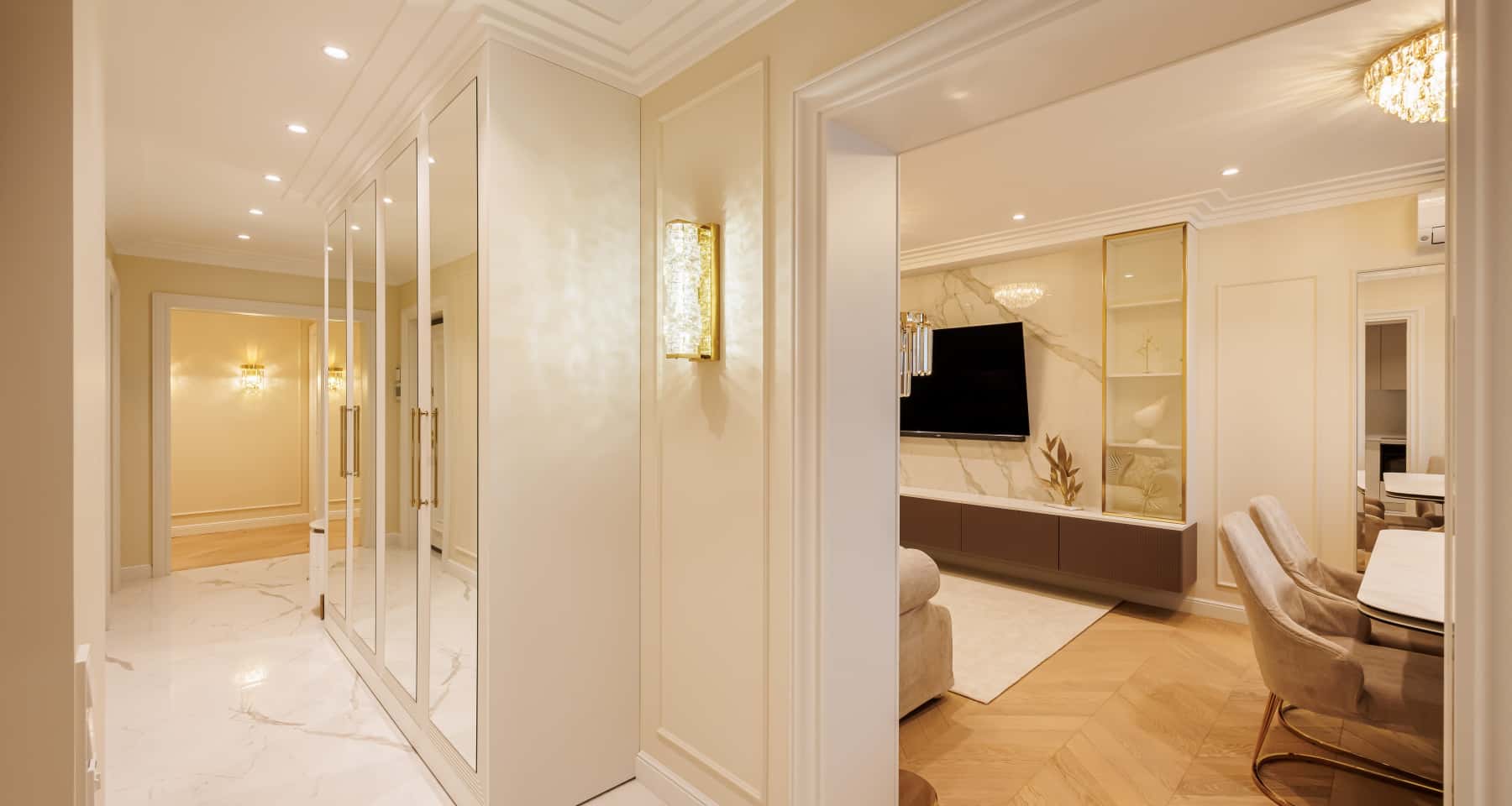 Elegancka łazienka z marmurowymi płytkami, złotą armaturą i nowoczesnym oświetleniem, wykończenie premium.