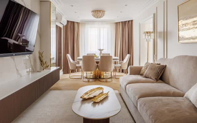 Nowoczesna sypialnia z frezowanymi panelami ściennymi i delikatnym oświetleniem, wykończenia premium.