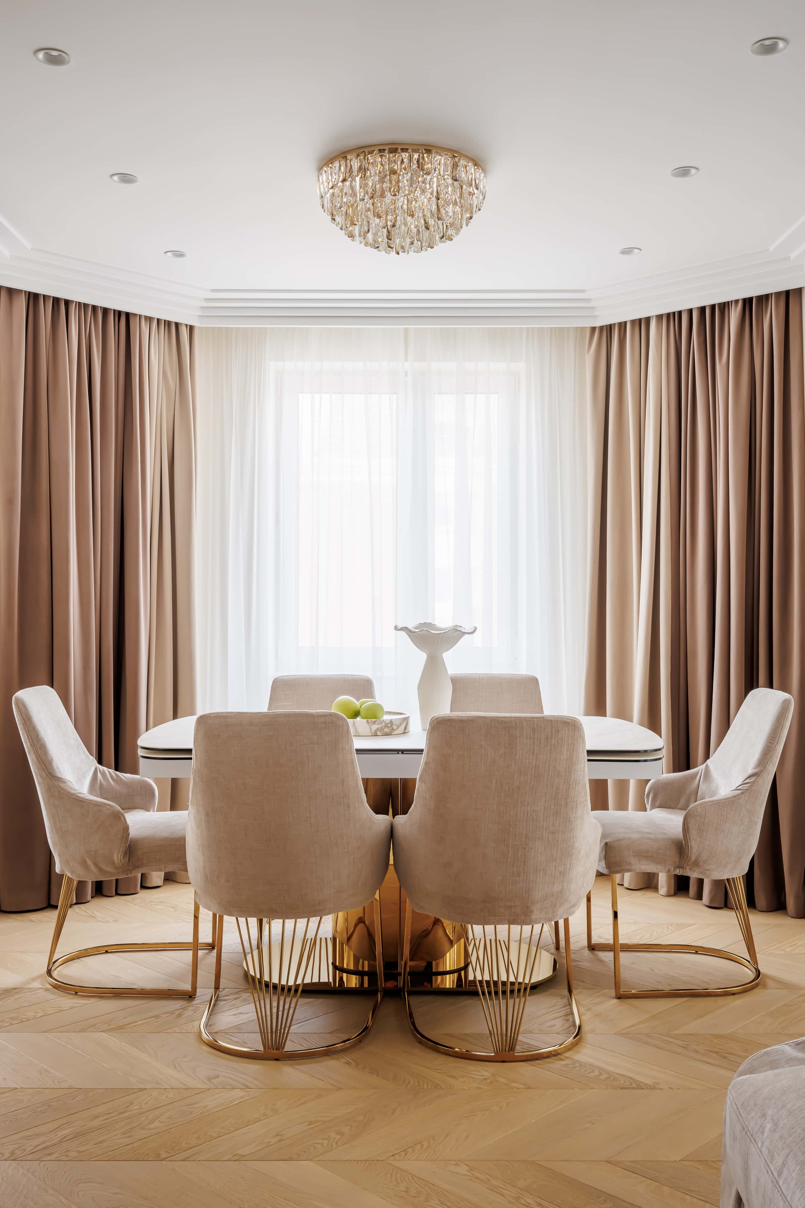 Detale luksusowego wykończenia: frezowane panele ścienne i designerskie dodatki w salonie